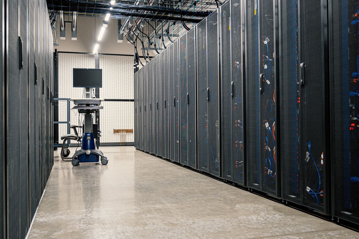 Couloir de data center avec baies serveurs
