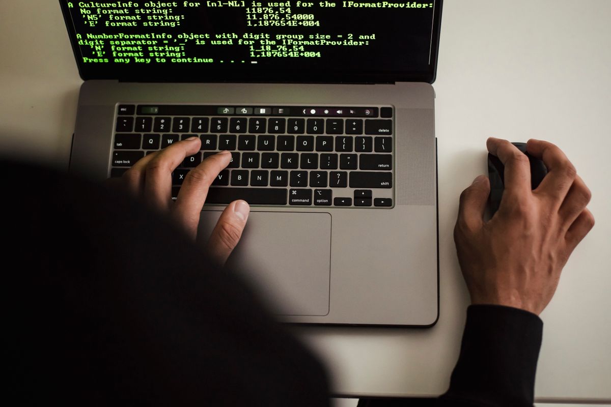 Développeur programmant sur laptop