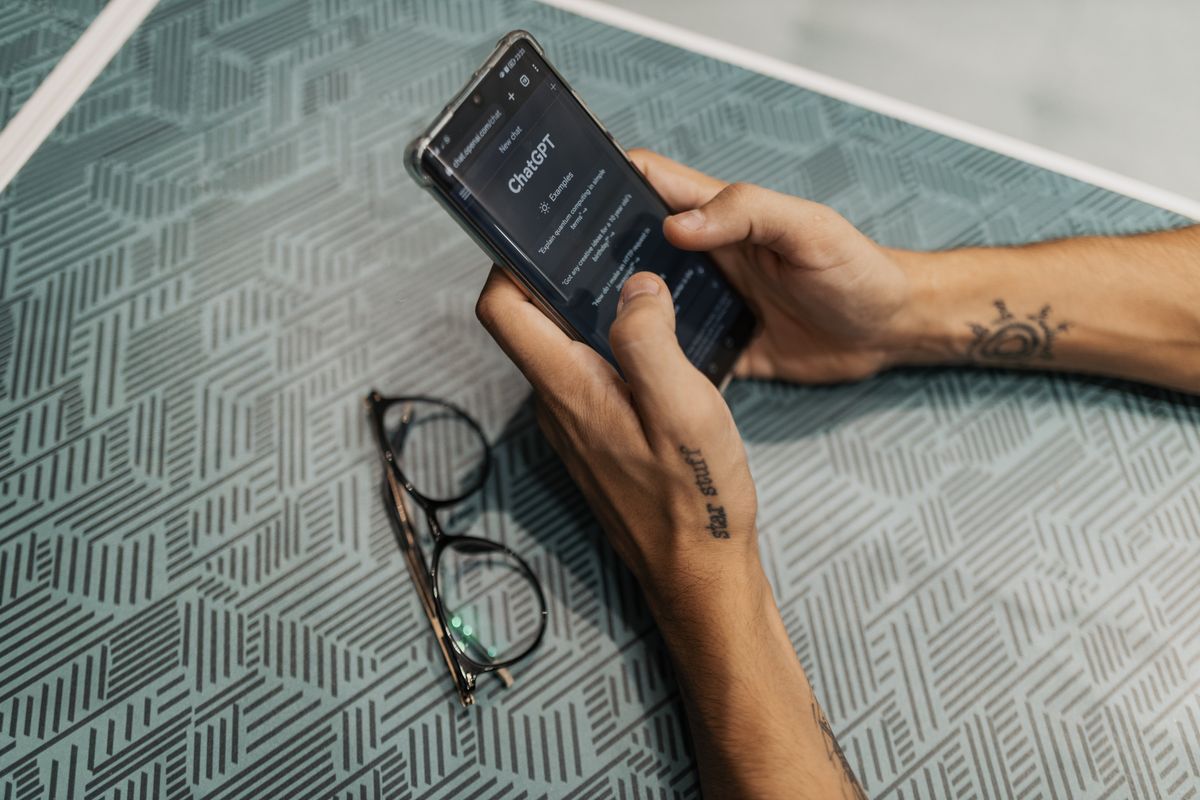 Interface chatbot IA sur smartphone