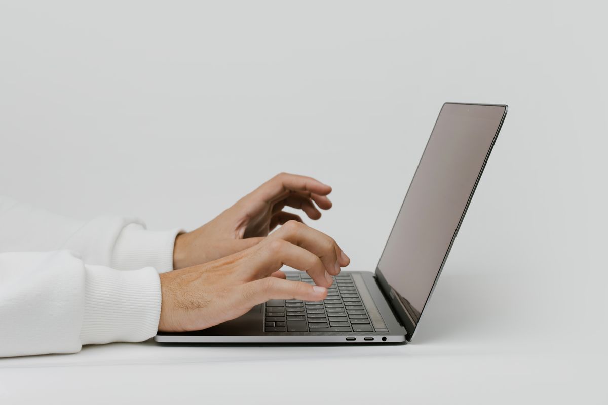 Mains tapant sur clavier, création de contenu