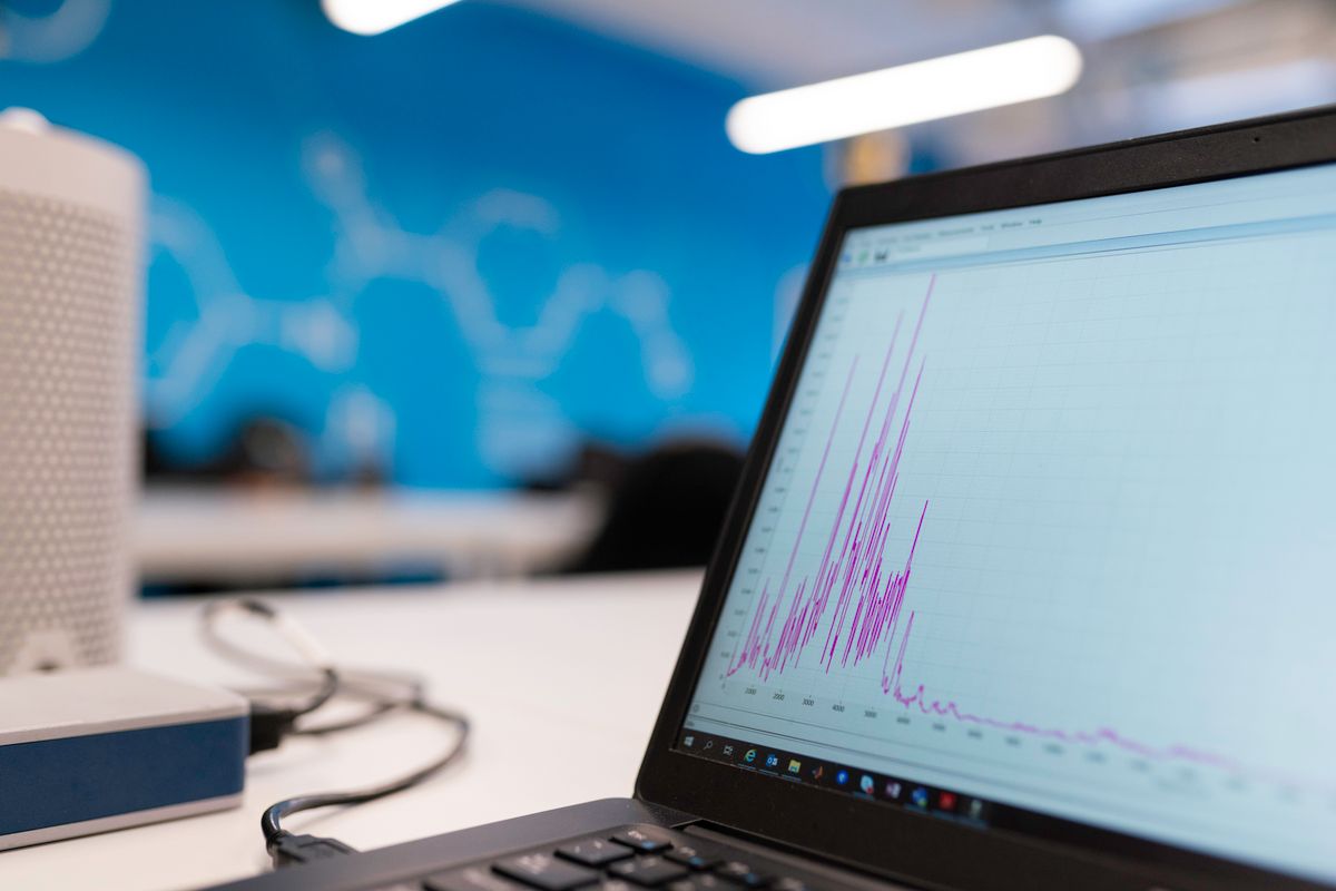 Graphique analytique sur écran laptop