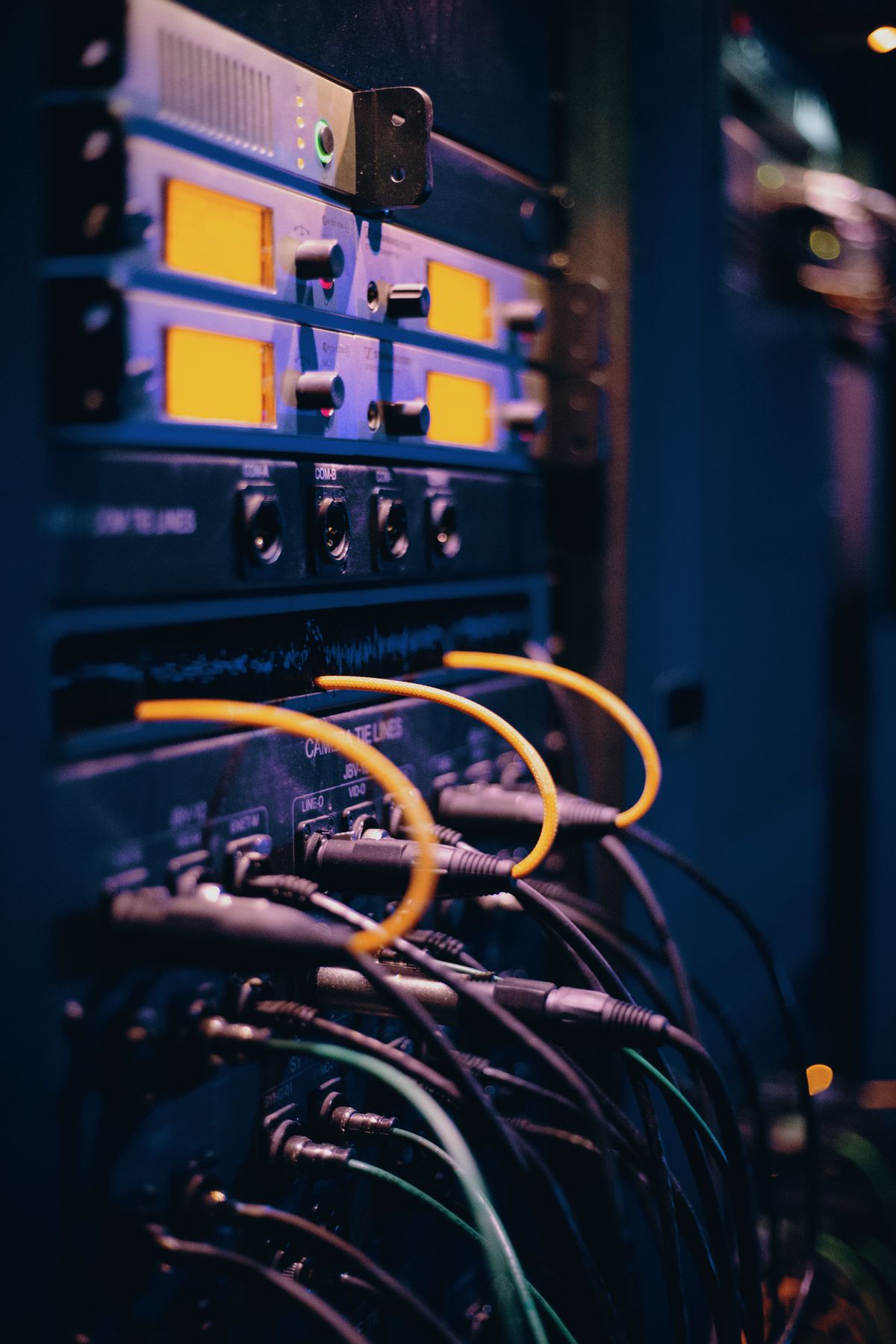 Câbles Ethernet branchés sur rack serveur