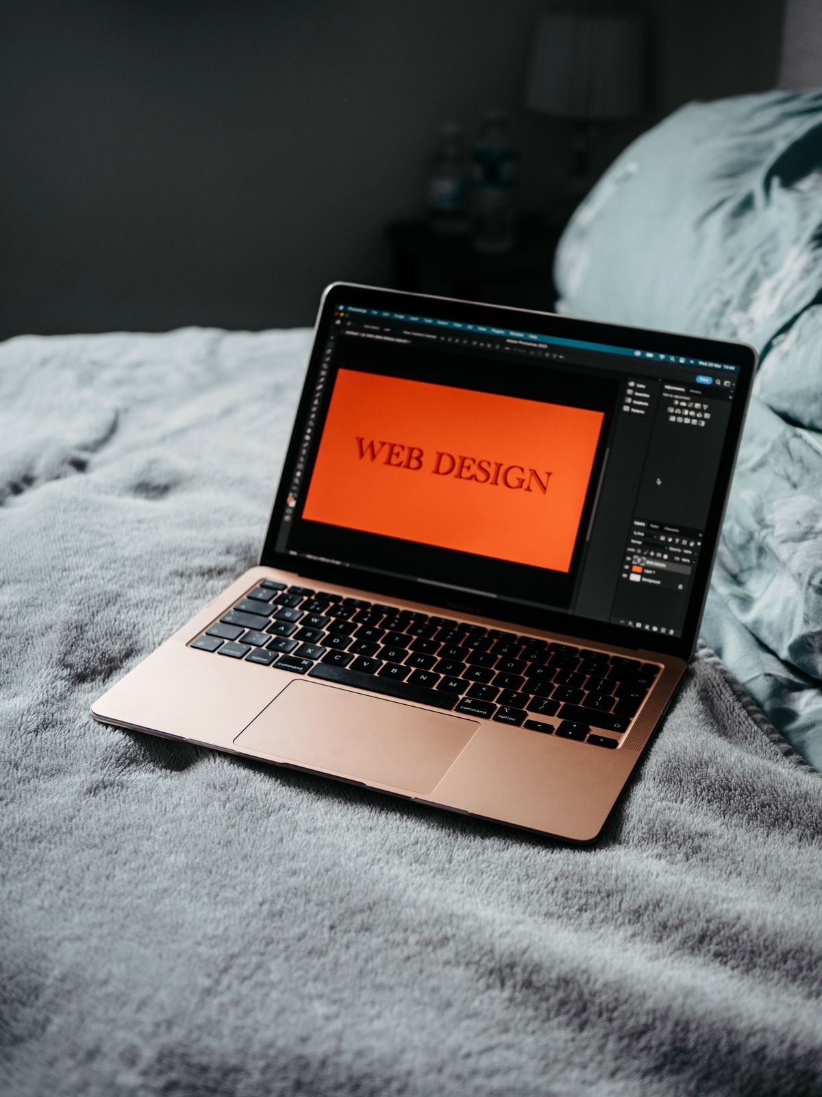 Laptop affichant un site web en développement