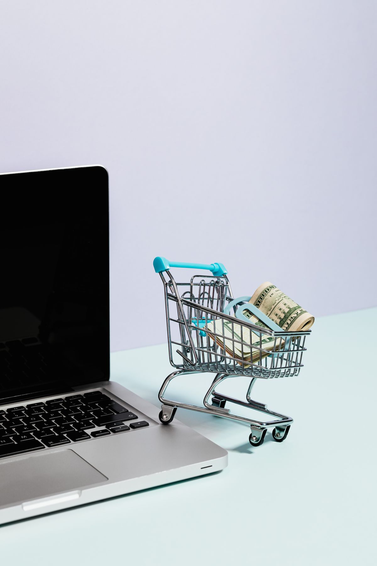 Mini caddie sur laptop, concept e-commerce