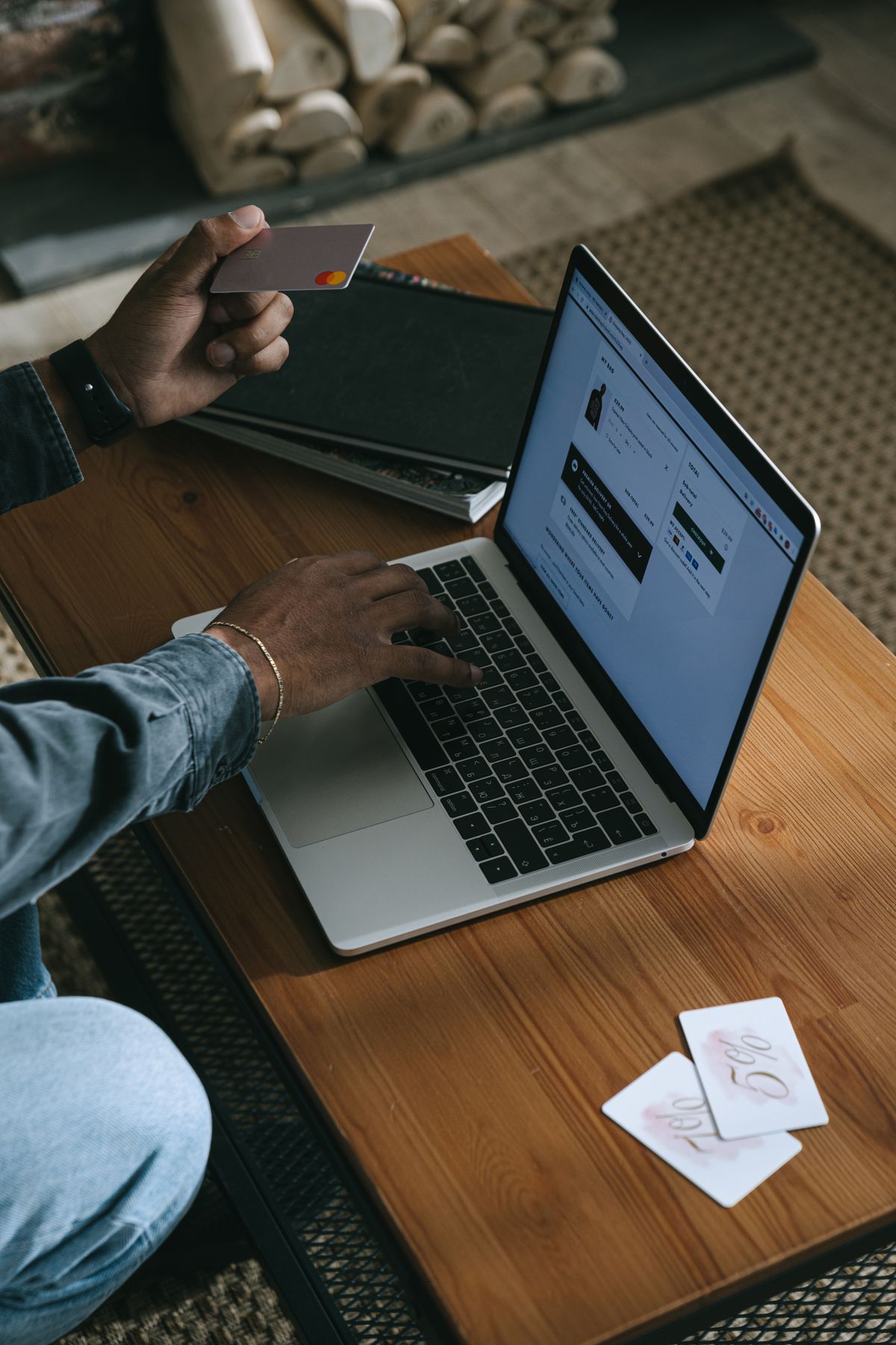 Personne effectuant un achat en ligne