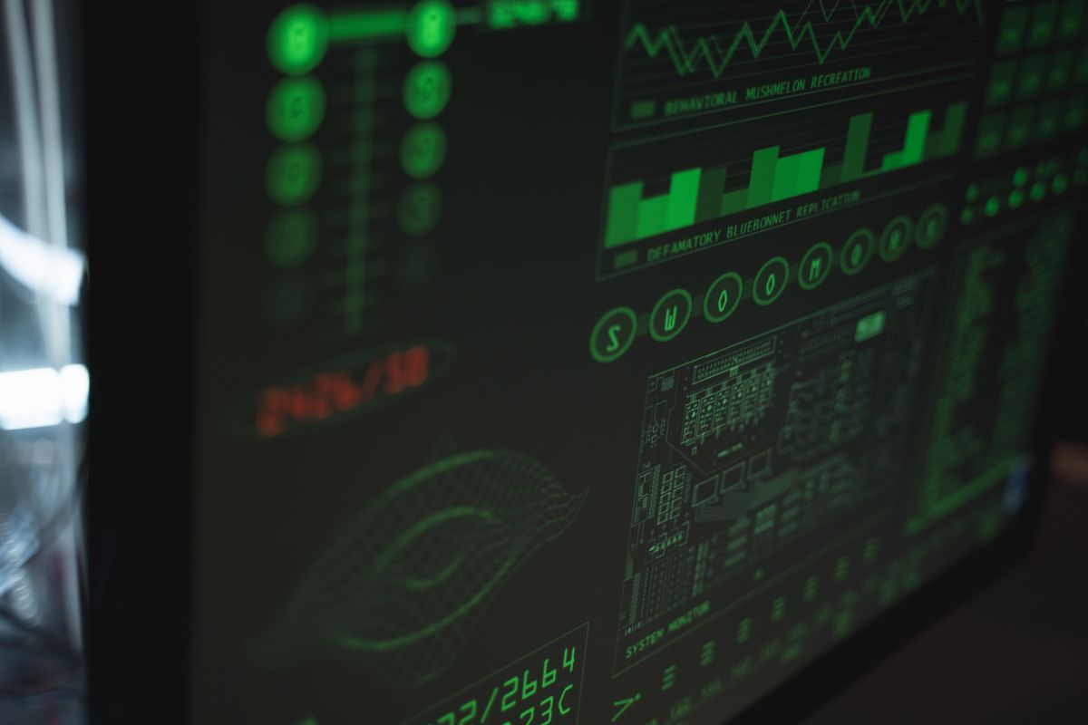 Écran affichant interfaces de cybersécurité